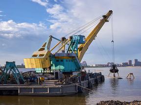 Clamshell crane dredge
